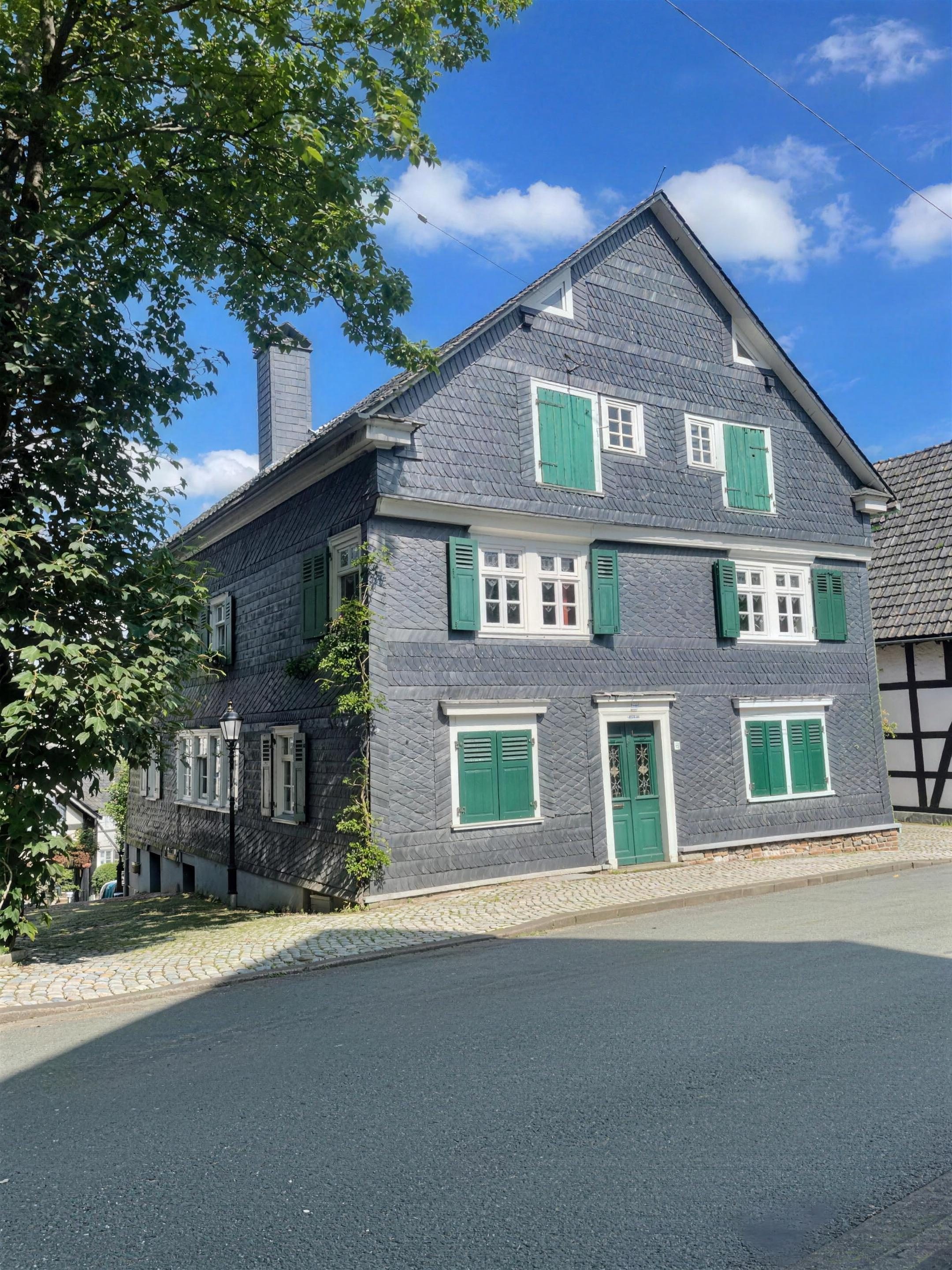 Denkmalgeschütztes Wohnhaus mit 3 Wohnungen in Freudenberg, verkauft 2024